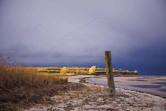 Goldenes Licht zwischen zwei Regenwolken
